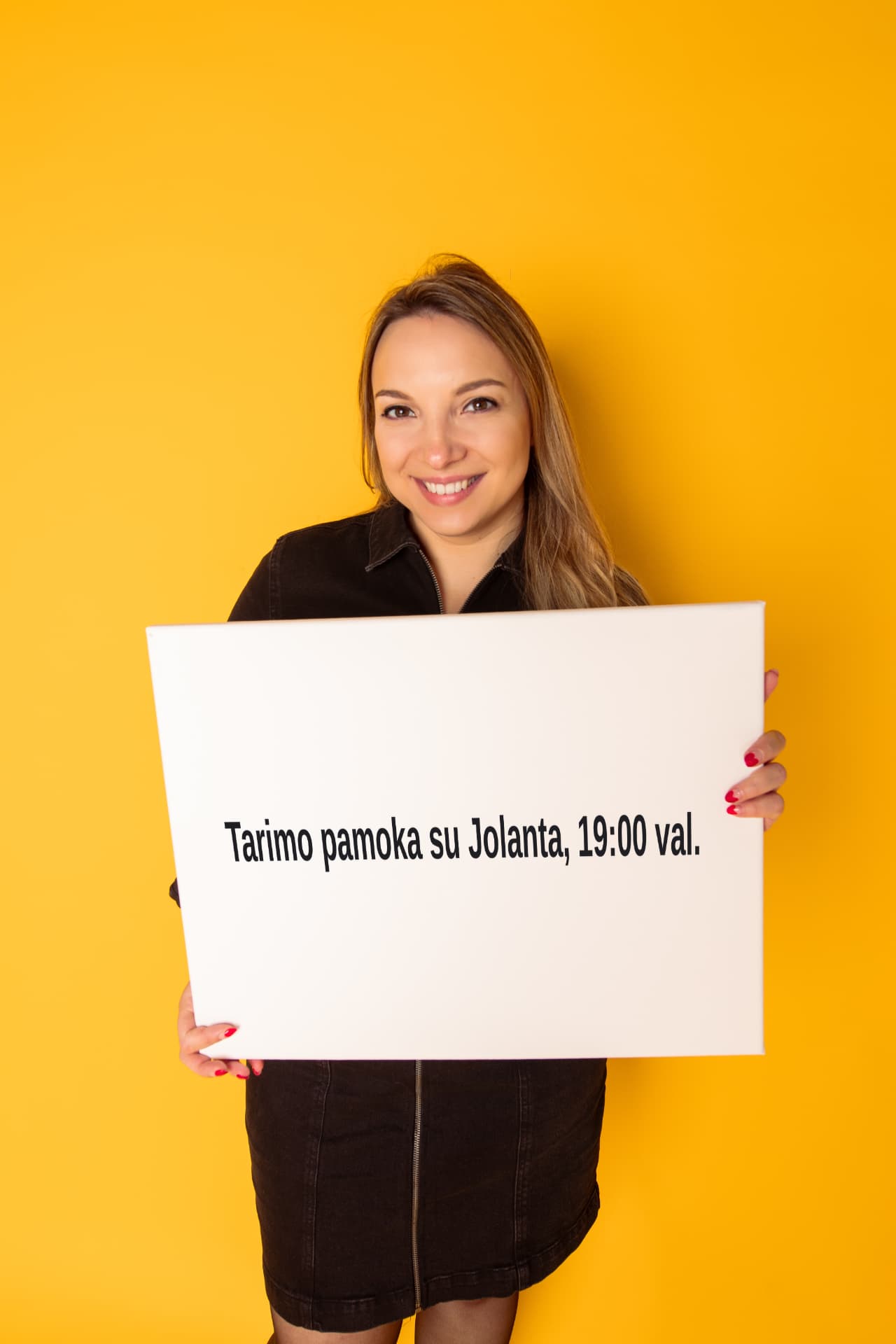 Klubo LIVE mokytoja su priminimu apie gyvą pamoką